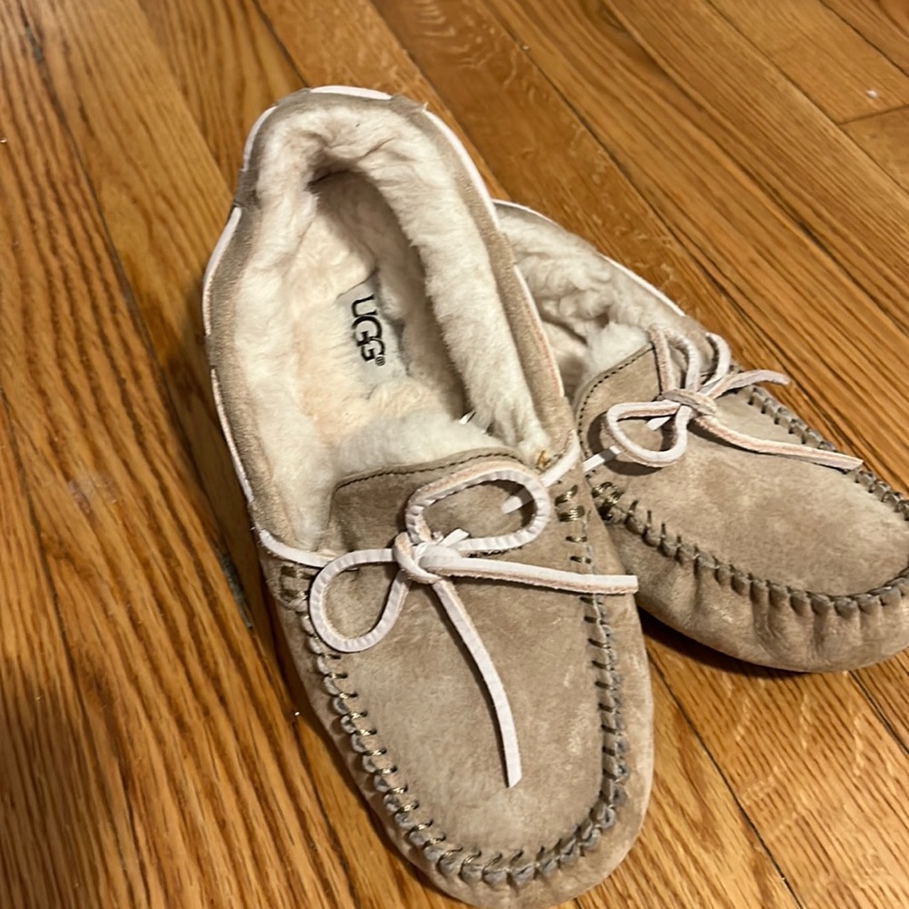 UGG Dakota Slippers, size 6